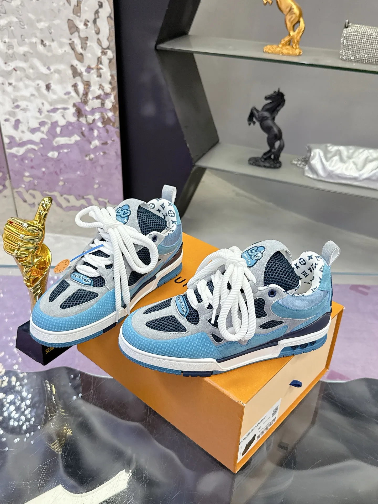 Factory price: 760💰 𝙇𝙑 𝟐𝟎𝟐5 𝐒𝐒 𝐧𝐞𝐰 Officially synchronized new colors💗 Louis Vuitton catwalk skateboard shoes are a hit, LOUIS VUITTON Trainer is undoubtedly one of the most successful Sneakers launched by luxury brands, but the pace of exploration will not stop. LOUISVUITTON will also bring a new series of skateboard shoes in the spring of 2025. The new series in the picture returns to the 90s Chunky Skate Shoes look and feel. The uppers are made of leather and mesh. The fat silhouette and thick shoelaces are very eye-catching. It is expected to have quite a few colors like the Trainer. Judging from the previous DIOR show skate shoes, this chunky style may be even stronger next year.  💎 LV small bread series LV bread shoe series 😘 Couple model Size: Female 35-40 Male 39-44, customized 45, 46